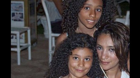 Dcera Rizlaine (nahoře), Safá (vlevo) a matka Mina na archivním snímku.