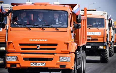 Vladimir Putin ídil první kamion, který pejídl most na Krym.