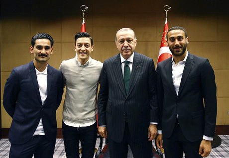 Prezident Erdogan pózuje s hráči Özilem a Gündoganem