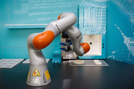 Robotický barman je příkladem, jak může robot pracovat i s jemnou motorikou.