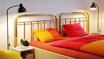 Záda postele jsou stará mosazná, z kovové postele ze začátku minulého století....
