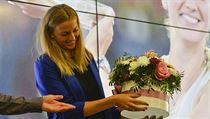 Tenistka Petra Kvitová si prohlíží kytici, kterou dostala před začátkem tiskové...