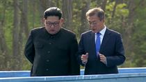 Vůdčí představitelé obou Korejí při společném jednání.