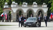 Prezident Milo Zeman odjd od hrobu Neznmho vojna ve Varav za...