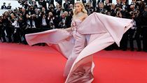 Modelka Elsa Hoskov� na filmov�m festivalu v Cannes.