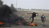 Palestinci podpalují pneumatiky na hranicích s Izraelem.