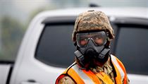 Vojk havajsk Nrodn gardy s plynovou maskou, kter ho chrn proti sopenm...