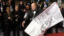 Režisér Kirill Serebrennikov je v Rusku držen ve vězení. Některé transparenty...