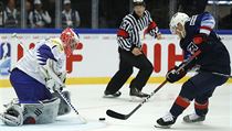 Cam Atkinson střílí na korejského brankáře Matta Daltona.