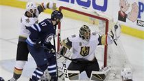 Glman Vegas Marc-Andre Fleury (29) zasahuje proti stele centra Winnipegu...