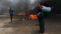Palestinci během protestů proti Izraeli při 70. výročí založení země.