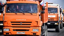 Vladimir Putin dil prvn kamion, kter pejdl most na Krym.