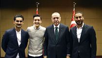 Prezident Recep Tayyip Erdogan pózuje s tureckými hráči britské Premier League...