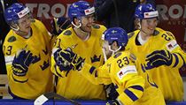 Viktor Arvidsson slaví svůj gól, Švédové vedou nad Lotyšskem 3:1.