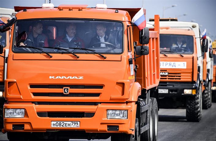 Putin se v kamionu při jízdě na Krym nepřipoutal, ale předpisy prý  neporušil | Svět | Lidovky.cz