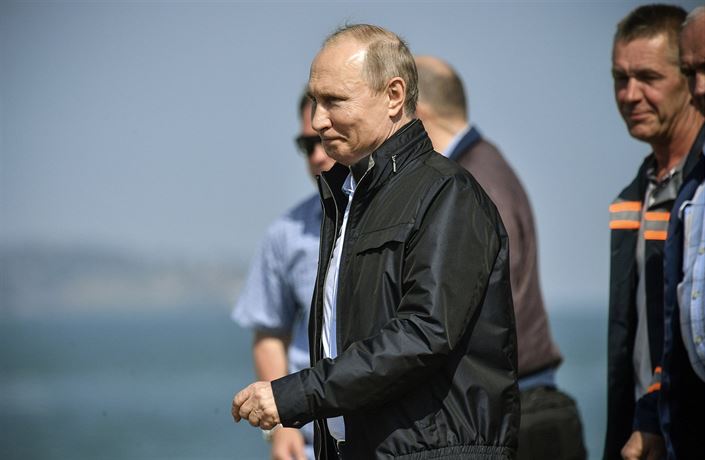 Fotogalerie: Ruský prezident Vladimir Putin na mostě na Krym.