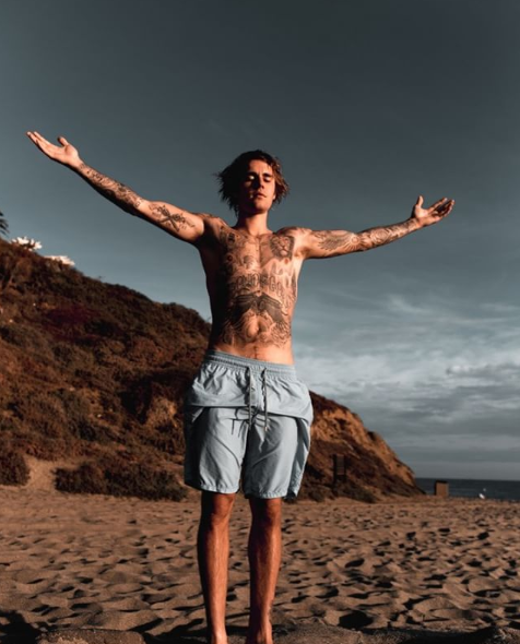 Justin Bieber p�edvádí svá tetování.
