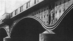 Pvodní snímek mostu po dokonení a odlitek reliéfu na východní stran.