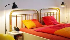Záda postele jsou stará mosazná, z kovové postele ze zaátku minulého století....