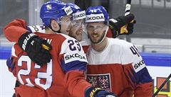 MS v hokeji 2018, esko vs. Rusko. Zleva se radují Dmitrij Jakin a Davidové...