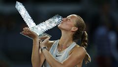 Petra Kvitová s trofejí z Madridu.