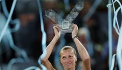 Petra Kvitová s trofejí z Madridu.