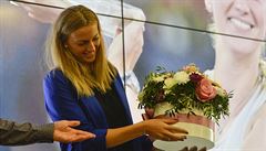 Tenistka Petra Kvitová si prohlíí kytici, kterou dostala ped zaátkem tiskové...