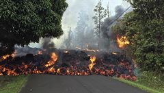 Hoící láva se valí pes silnice. Vulkán Kilauea stihl za týden zniit pes dva...