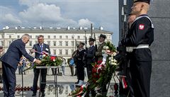 Prezident Milo� Zeman p�i náv�t�v� Polska polo�il kv�tiny k pomníku smolenské...