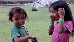 Smjící se nepálské dti. Fotky z cest Marka Holeka po Nepálu.