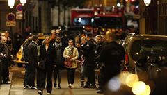Muž v Paříži napadl nožem kolemjdoucí, nejméně jednoho zabil. Policie útočníka zastřelila