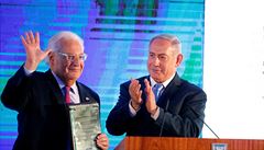 Izraelský premiér Benjamin Netanjahu a ambasador David Friedman drící dopis...