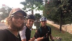 eský cyklista íma si poizuje selfie pi setkání s tamními kolegy.