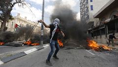 Palestinci házejí kameny pi stetech s izraelskými vojáky.