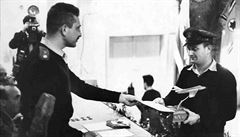 Nori Harel pebírá uznání od tehdejího velitele izraelského letectva Ezera...