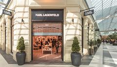 V outletovém centru naleznete prémiové módní znaky jako Karl Lagerfeld.