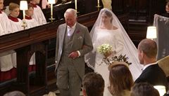 Meghan Markleová, k oltái ji vede princ Charles.