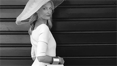 Tereza Maxová oblékla bé�ové �aty a luxusní klobouk.