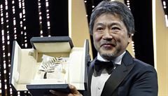 Japonský režisér Hirokazua Kore’edy, který získal v Cannes Zlatou palmu.