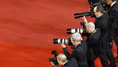 Festivalové promenády lemují zástupy fotograf&#367;. Cannes 2018.