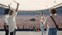 Vyprodaný stadion? Pro Queen bný den. Snímek Bohemian Rhapsody (2018). Reie:...
