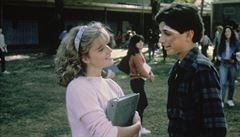 Dívku, o ni� chlapci v p�vodním snímku soupe�ili, ztvárnila Elisabeth Shue.