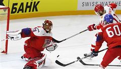 Branká� David Rittich zasahuje v utkání s Ruskem na sv�tovém �ampionátu v...