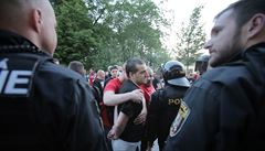 VIDEO: V Plzni se zblznili fanouci. Cpali se do kabiny, rozehnala je policie s pomoc Vrby