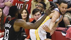 Stephen Curry z Golden State pihrává kolem Jamese Hardena z Houstonu.