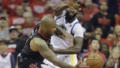 P. J. Tucker z Houstonu (v erném) pihrává kolem Draymonda Greena z Golden...