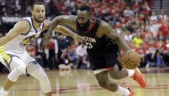Hvzda Houstonu James Harden (13) obchází Stephena Curryho z Golden State.