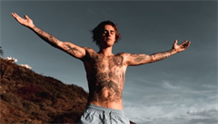 Justin Bieber pedvádí svá tetování.
