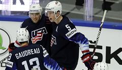 Ameriané Johnny Gaudreau, Will Butcher a Connor Murphy se radují z gólu Cama...