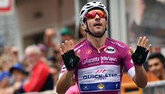 Ital Elia Viviani slaví vítězství ve spurtu na 13. etapě Gira.